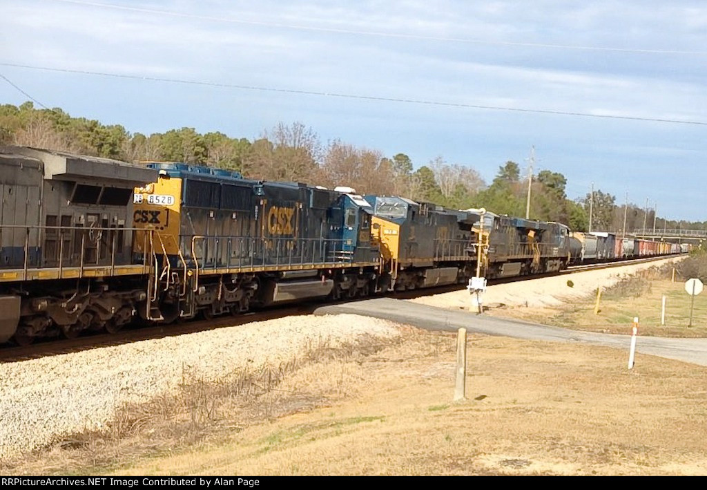 CSX ES40DC 5402 leads across Sims Street